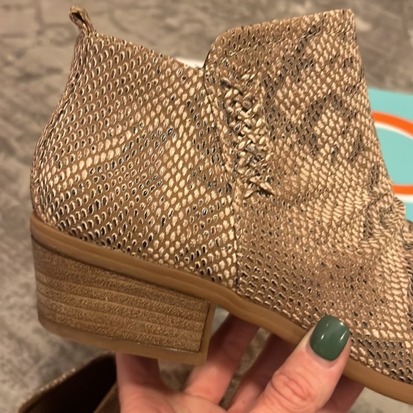 Brand new size 9 Booties by BareTraps - Picture 4 of 6